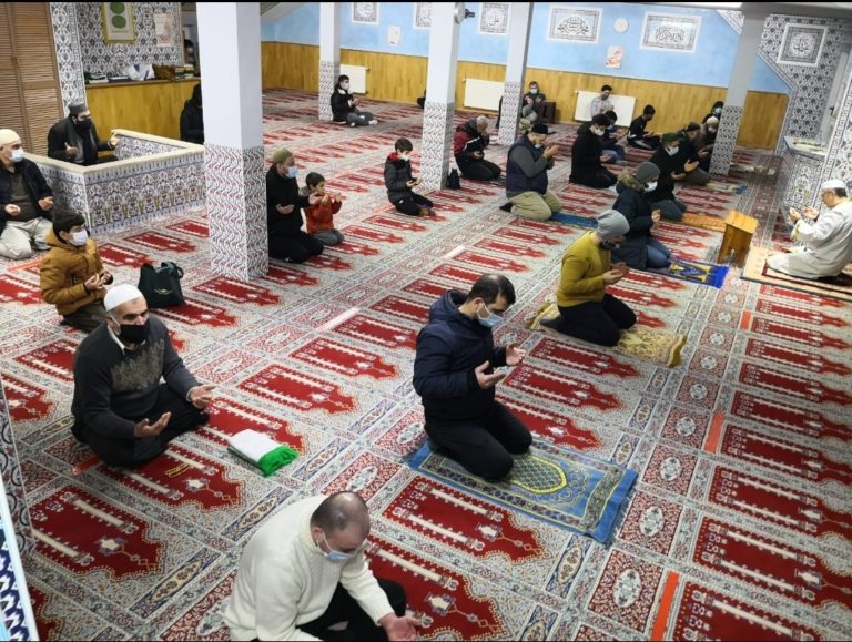 BİRİZ BERABERİZ ABİ KARDEŞİZ