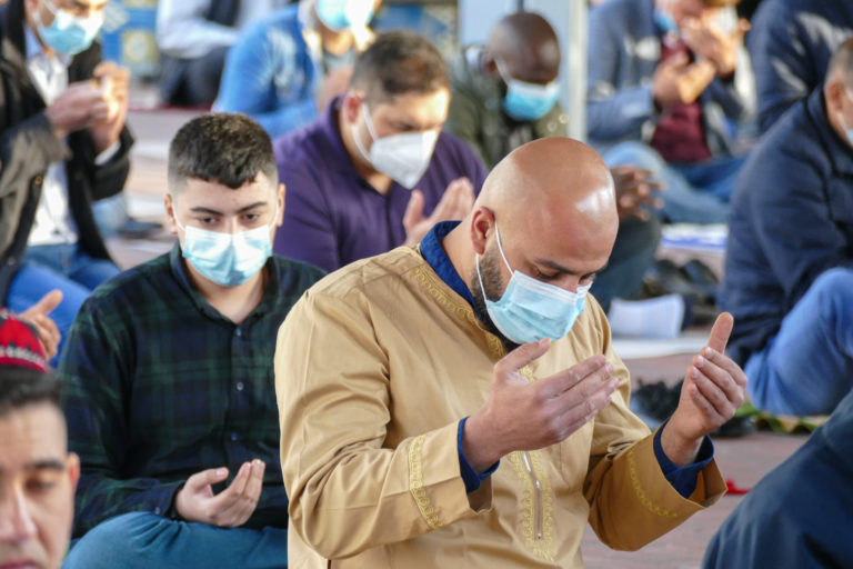 IGMG Rastatt Mevlana Camiinde Ramazan Bayram Namazımızı COVID-19 Kurallarına Uyarak Eda Edildi